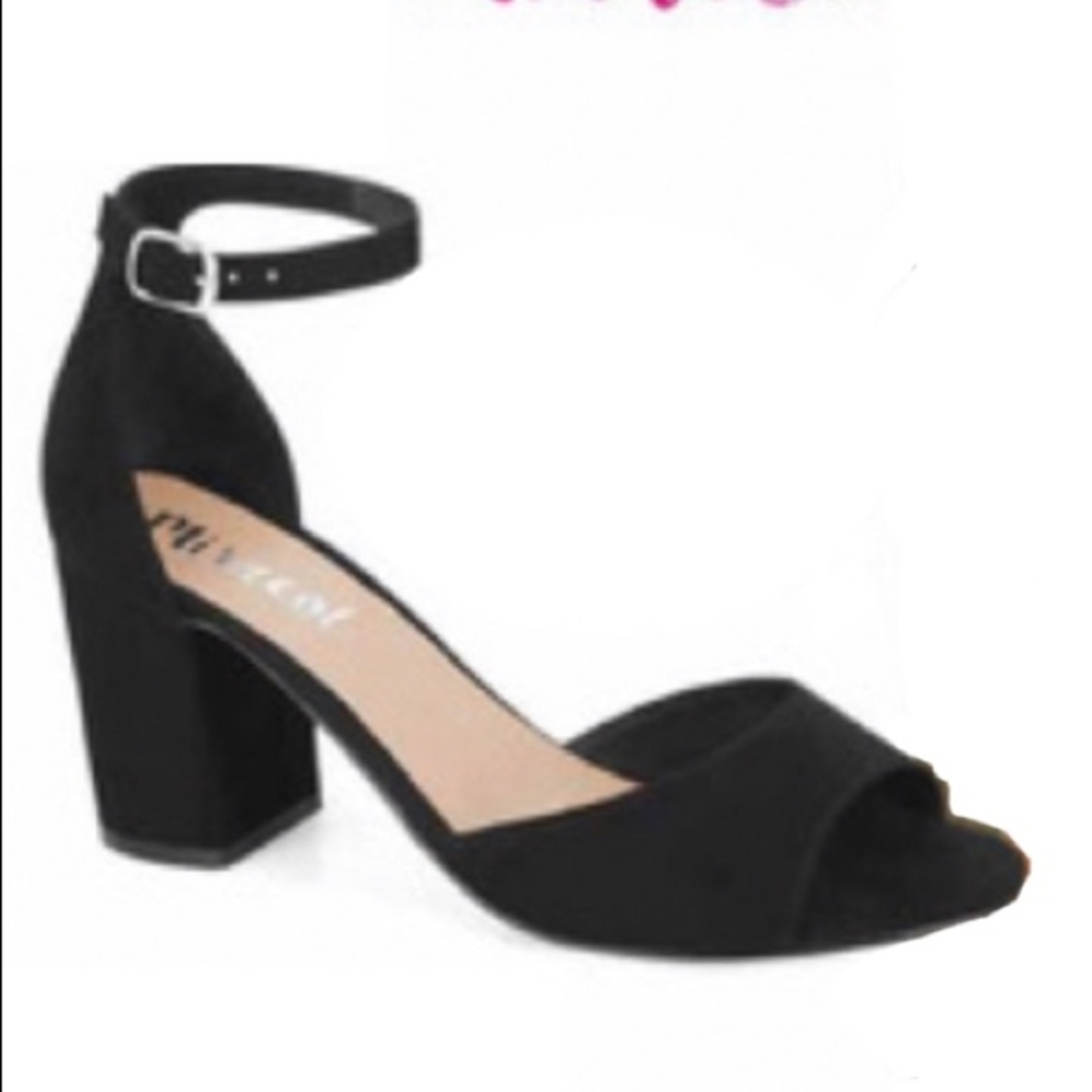 Heeled sandals size 6 Black.